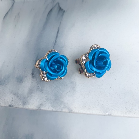 Black rose flower clip on earrings - Picture 5 of 7